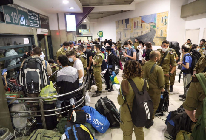 החיילים בתחנה המרכזית בירושלים (צילום:  מרק ישראל סלם)