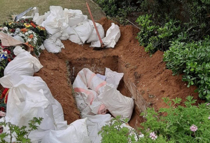חילול חלקת הקבר של חלל צה"ל עמית בן יגאל ז"ל (צילום:  צילום פרטי)
