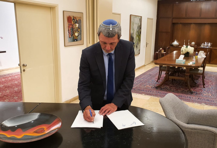 הרב רפי פרץ חותם על ההסכם הקואליציוני עם הליכוד (צילום:  דוברות "הבית היהודי")