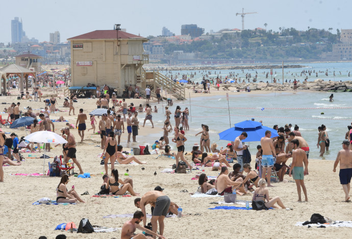 חוף הים בתל אביב בצל שגרת הקורונה (צילום:  אבשלום ששוני)