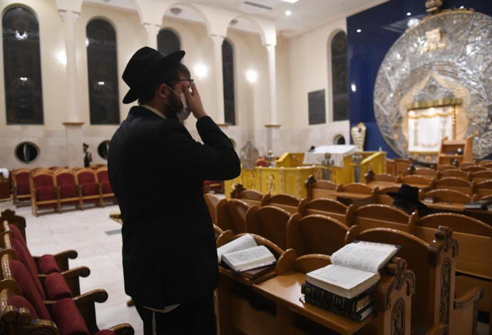 חוזרים לשגרת תפילה בבתי הכנסת בתל אביב (צילום:  אבשלום ששוני)
