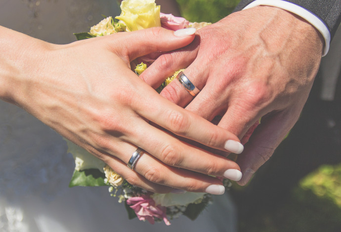 בני זוג מחזיקים ידיים, אילוסטרציה (למצולמים אין קשר לנאמר בכתבה) (צילום:  אינגאימג)