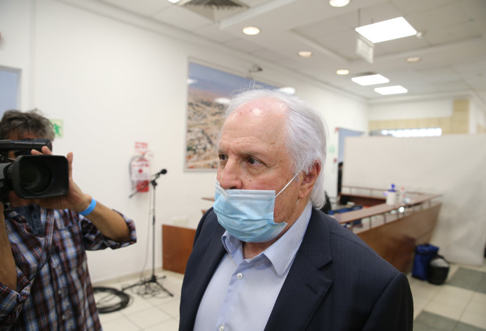 שאול אלוביץ' בכניסה לדיון הראשון במשפטו (צילום:  עמית שאבי)