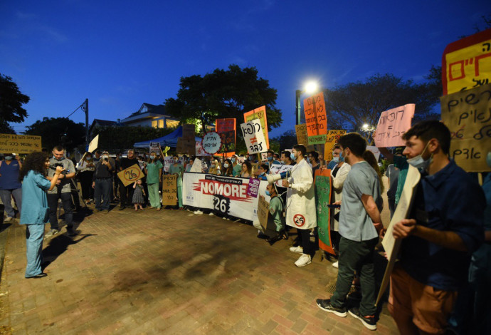 הפגנת המתמחים מול ביתו של אדלשטיין (צילום:  אלעד גוטמן)