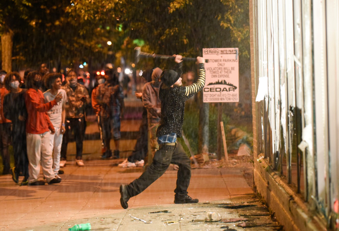 הפגנות נגד אלימות שוטרים בארה"ב (צילום:   FREDERIC J. BROWN \ Getty Images,REUTERS/Nicholas Pfosi)