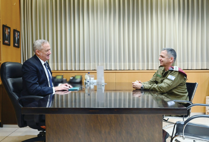 פגישת גנץ וכוכבי במשרד הביטחון (צילום:  אריאל חרמוני, משרד הביטחון)