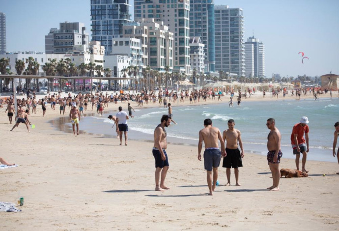 אנשים בחוף הים בת"א (צילום:  אבשלום ששוני)