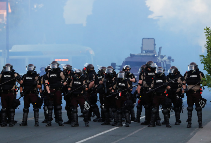 שוטרים בהפגנות בארה"ב  (צילום:  REUTERS/Lucas Jackson)