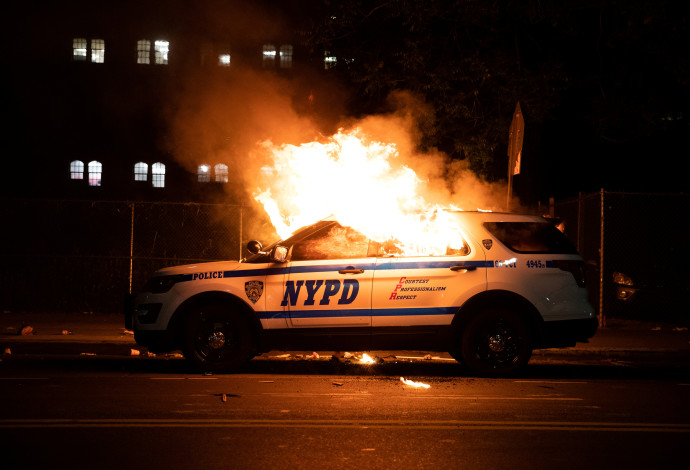 המהומות בארה"ב: ניידת משטרה בניו יורק עולה באש (צילום:  רויטרס)