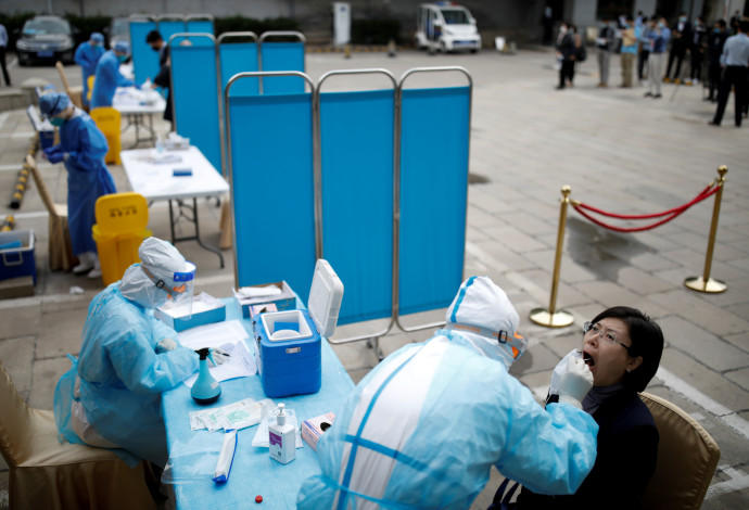 קורונה בסין - בדיקות בבייג'ינג  (צילום:  REUTERS/Carlos Garcia Rawlins)