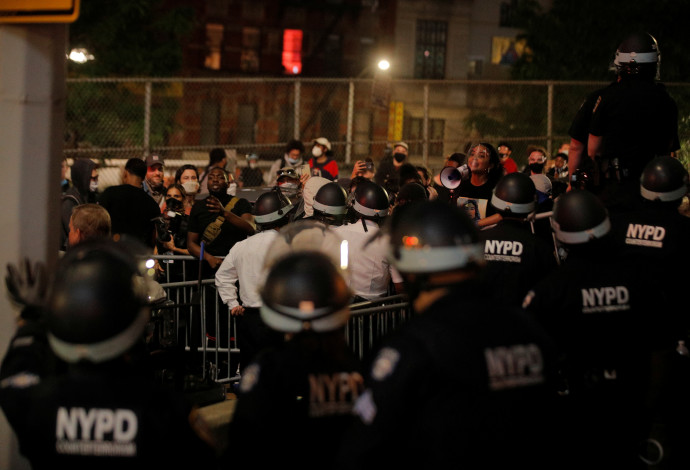 מהומות בארה"ב: מוחים בניו יורק (צילום:  Reuters/BRENDAN MCDERMID)