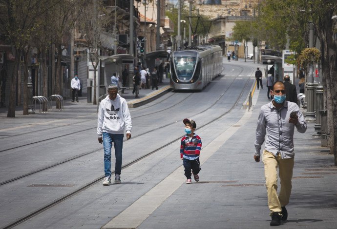 אנשים ברחובות ירושלים (צילום:  אוליבייה פיטוסי, פלאש 90)
