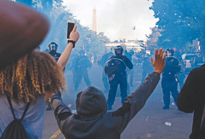 מחאה מול הבית הלבן (צילום:  JOSE LUIS MAGANA/AFP via Getty Images)