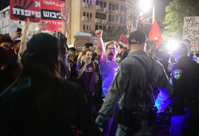 הפגנת השמאל נגד הסיפוח בכיכר רבין בת"א (צילום:  אבשלום ששוני)