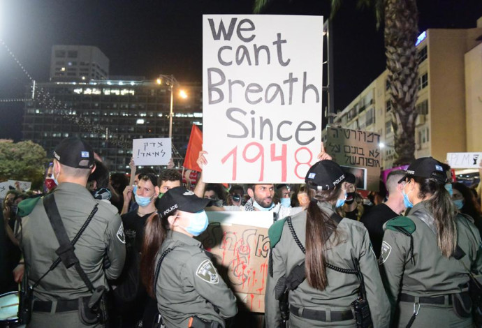 הפגנת השמאל נגד הסיפוח בכיכר רבין בת"א (צילום:  %אבשלום ששוני%)