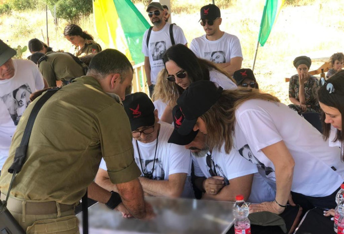 בני משפחתו של עמית בן יגאל ז"ל בתצפית בכפר יעבד (צילום:  דובר צה"ל)