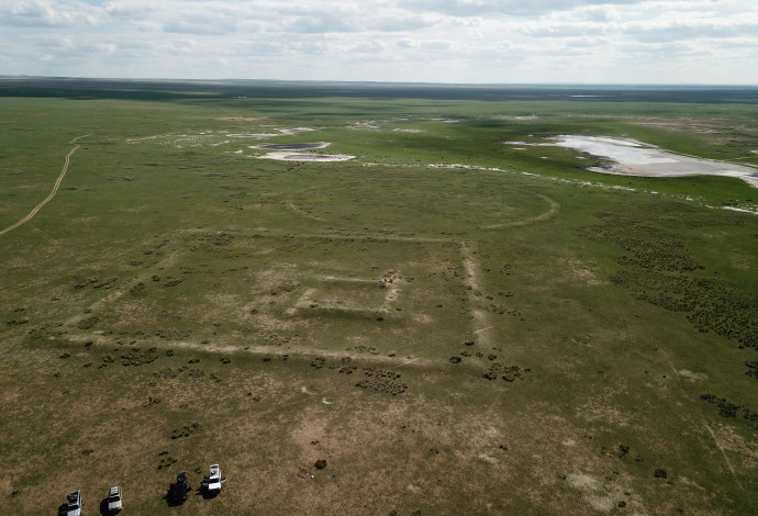 שרידי החומה במונגוליה (צילום:  נחם דורון, באדיבות האוניברסיטה העברית)