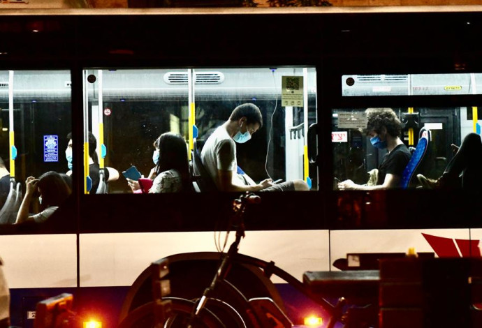 קורונה - אנשים עם מסכה באוטובוס בתל אביב (למצולמים אין קשר לנאמר בכתבה) (צילום:  אבשלום ששוני)