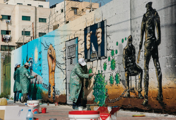 ציורי קיר בעזה המוקדשים לאסירים הפלסטינים (צילום:  Getty images)