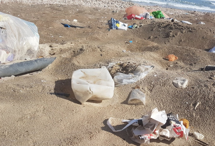 פסולת ימית בחוף קריית חיים (צילום:  המשרד להגנת הסביבה,לפרד ארזואן)
