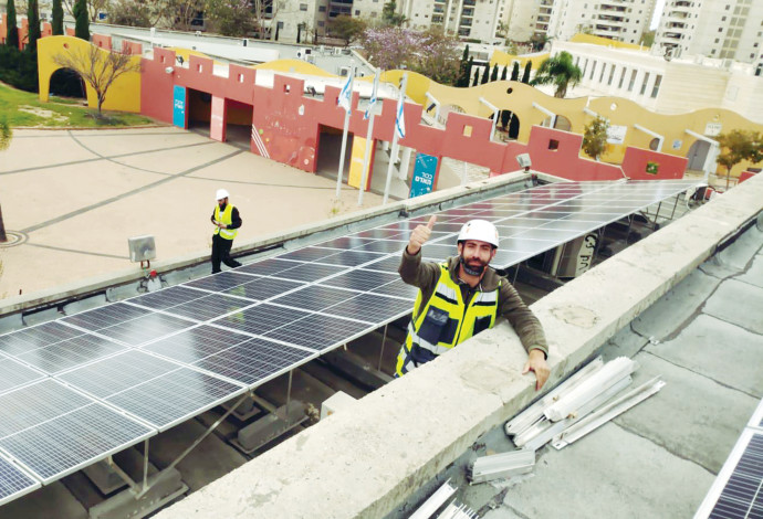 הקמת מתקן האנרגיה הסולארית על גג בית ספר באשדוד (צילום:  יחצ)