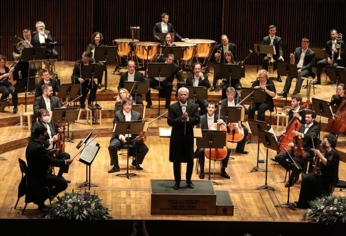 ירון גוטפריד והתזמורת הפילהרמונית (צילום:  עודד אנטמן)