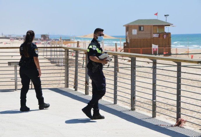 אכיפת המשטרה בחופים (צילום:  אבשלום ששוני)