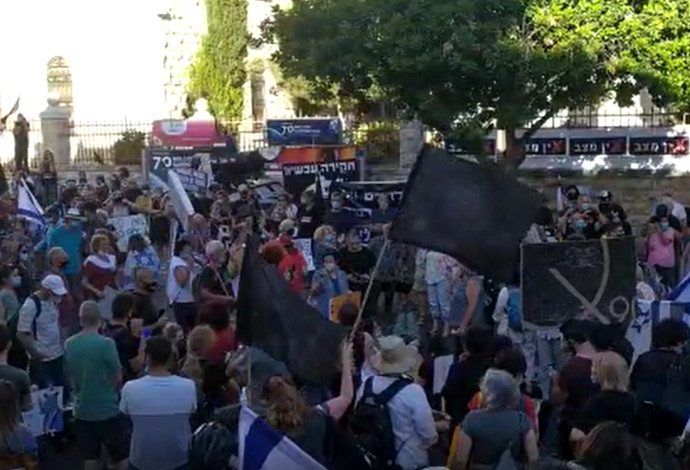 מפגינים מול מעון ראש הממשלה (צילום:  צילום מסך)