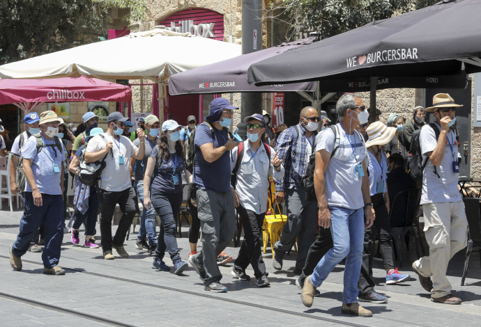 קורונה - אנשים עם מסכות בירושלים, ארכיון (למצולמים אין קשר לנאמר בכתבה) (צילום:  מרק ישראל סלם)
