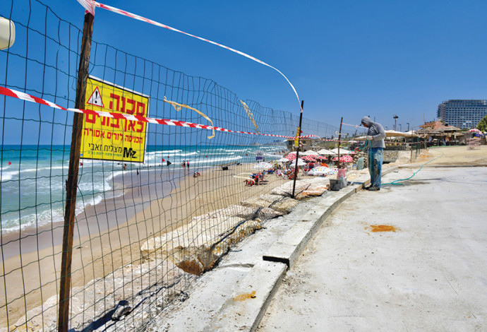 בניית מתקן נינג׳ה בחוף הים בתל אביב (צילום:  אבשלום ששוני)