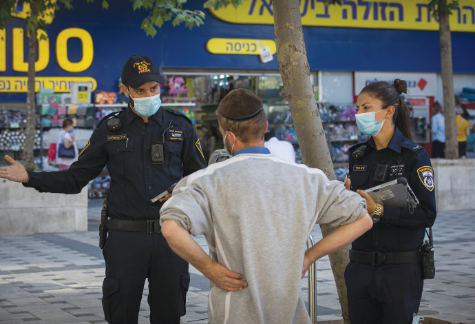 אכיפת הנחיות הקורונה ע"י המשטרה (למצולמים אין קשר לכתבה) (צילום:  נתי שוחט, פלאש 90)