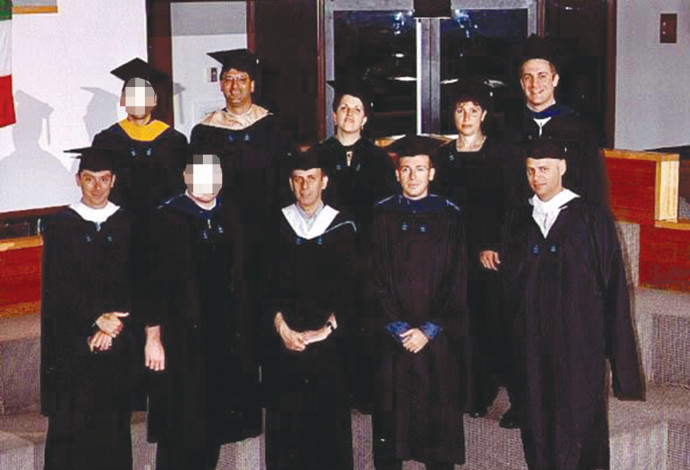 אלון בן דוד וחבריו ללימודים בתוכנית קרן וקסנר, 2002 (צילום:  פרטי)