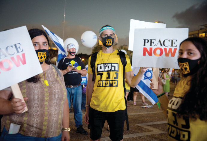 הפגנה נגד הסיפוח בתל אביב (צילום:  מרים אלסטר, פלאש 90)