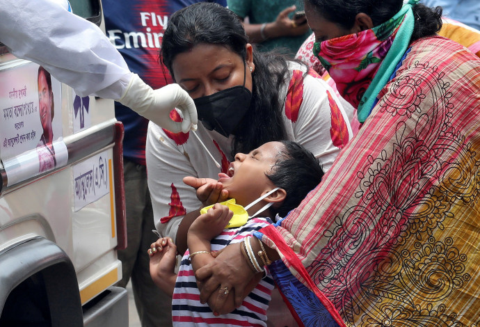 ילדה עוברת בדיקת קורונה בקולקטה, הודו (צילום:  רויטרס)