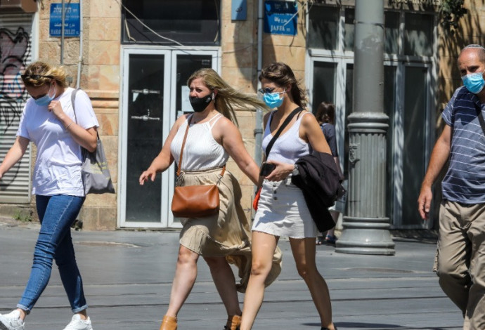 אנשים עם מסכה, ארכיון (למצולמים אין קשר לנאמר בכתבה. צילום: מרק ישראל סלם)