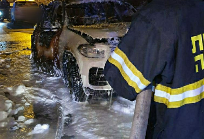 הצתת רכבו של ראש עיריית קלנסווה (צילום:  תיעוד מבצעי כבאות והצלה)