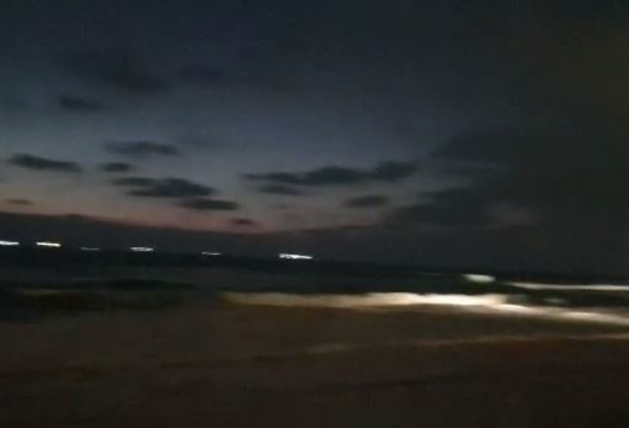 חוף לידו באשדוד זמן קצר לאחר ההיסחפות (צילום:  דוברות המשטרה)