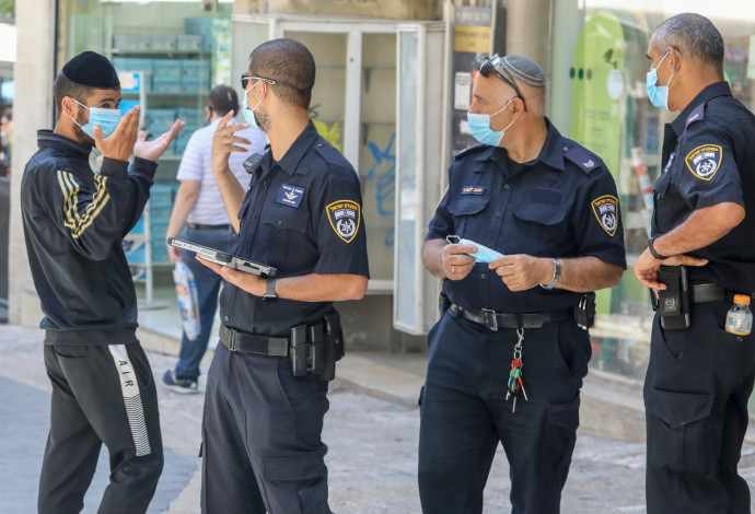 שוטרים אוכפים את הנחיות הקורונה בירושלים (צילום:  מרק ישראל סלם)