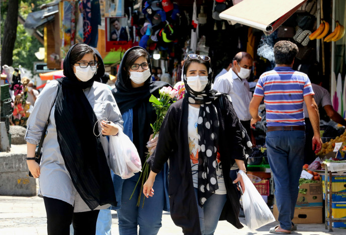 קורונה - נשים עם מסכה מבקרות בשוק בטהרן (צילום:  ATTA KENARE/AFP via Getty Images)