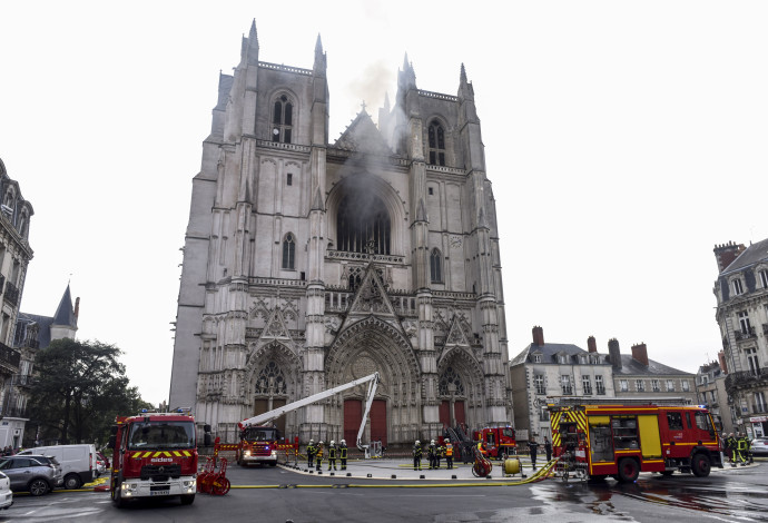 הקתדרלה בצרפת (צילום:  SEBASTIEN SALOM-GOMIS/AFP via Getty Images)