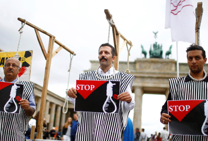 מחאת איראניים נגד ההוצאות להורג במדינתם (צילום:  REUTERS/Hannibal Hanschke)