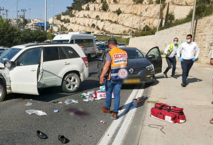 תאונת דרכים בשדרות גולדה מאיר בירושלים (צילום:  דוברות מד"א)