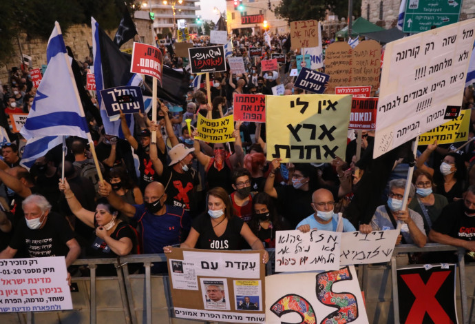 מפגינים מול מעון ראש הממשלה (צילום:  מרק ישראל סלם)