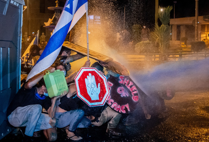 זרנוקי המים שהופעלו נגד המפגינים בירושלים (צילום:  יונתן זינדל, פלאש 90)