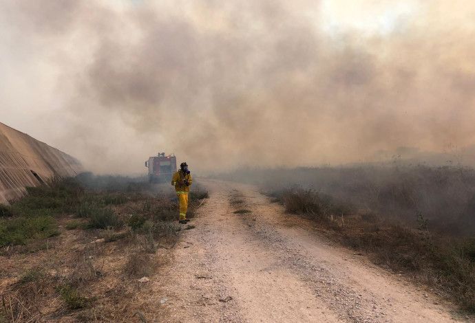השריפה בחוף הבונים (צילום:  דוברות כבאות והצלה)