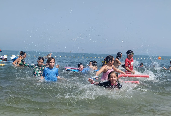 מתרחצים בחוף כפר הנופש עין גב בכנרת (צילום:  חגי פלג, חוף כפר הנופש עין גב)