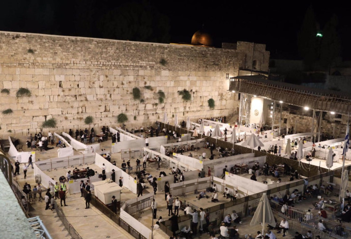 תפילת תשעה באב בכותל המערבי (צילום:  מרק ישראל סלם)