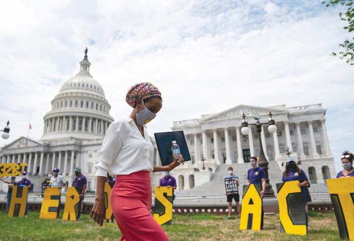 אילהן עומר בהפגנת מחאה של בלאק לייבס מטר בוושינגטון (צילום:  Sarah Silbiger/Getty Images)
