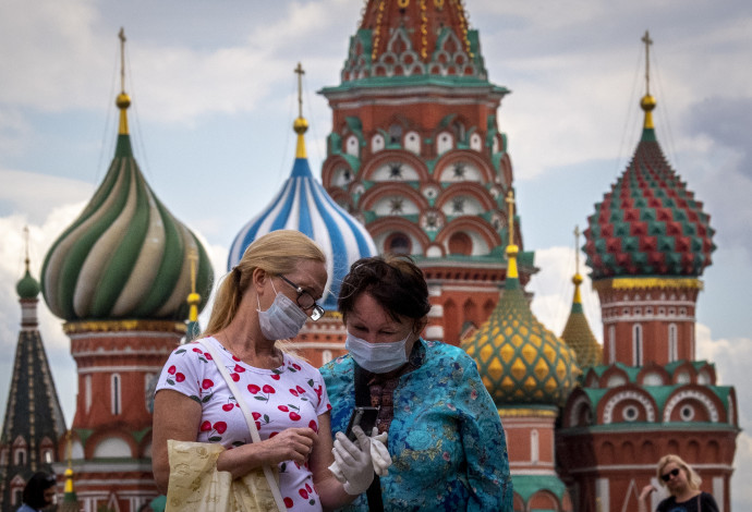 קורונה - נשים עם מסכה במוסקבה (צילום:  YURI KADOBNOV/AFP via Getty Images)