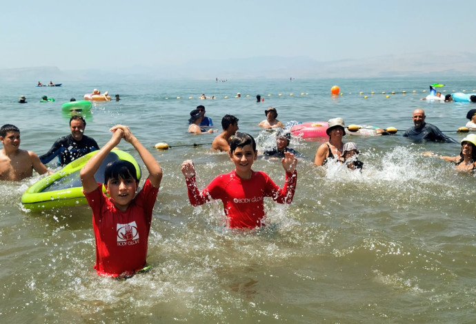 רוחצים בחוף עין גב (צילום:  חגי פלג, חוף כפר הנופש עין גב)